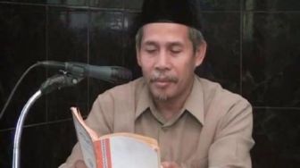 Viral Video Sebut Mencium Mushaf Al Quran Bid'ah, Begini Kata Kyai Marzuqi