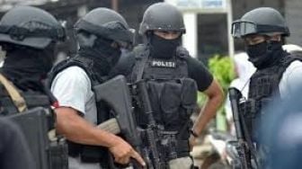 Tim Densus 88 Tangkap Terduga Teroris 'Kearab-araban' di Mojokerto