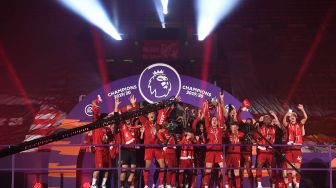 Sejumlah Pemain Liverpool mengangkat trofi Liga Inggris di Stadion Anfield, Liverpool, Inggris,  Kamis (23/7/2020) dini hari WIB. [PHIL NOBLE / AFP]