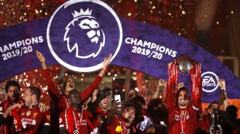 Pemain Liverpool mengangkat trofi Liga Inggris di Stadion Anfield, Liverpool, Inggris, Kamis (23/7/2020) dini hari WIB. [PHIL NOBLE / AFP]