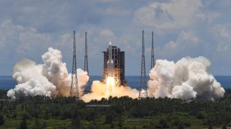 Roket Long March-5, membawa pengorbit, pendarat dan penjelajah sebagai bagian dari misi Cina yang telah diberi nama Tianwen-1 ("Pertanyaan ke Surga")  ke Mars, lepas landas dari Pusat Peluncuran Ruang Angkasa Wenchang di Provinsi Hainan, Cina selatan pada 23 Juli 2020.  [Noel CELIS / AFP]