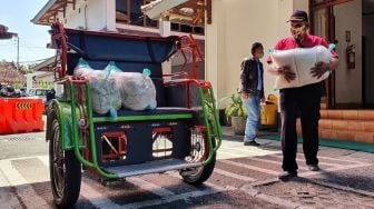 Penarik Bentor di Bantul Terdampak Pandemi, Pemkab Salurkan Bantuan Sembako