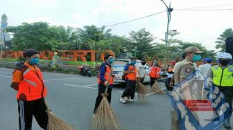 Tak Gunakan Masker, Sepuluh Pengendara Motor Disanksi Nyapu Alun-alun Kota 