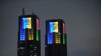 Gedung Pemerintah Metropolitan Tokyo menyala dengan warna Olimpiade di tengah kawasan gedung-gedung bertingkat di Tokyo, Jepang pada 23 Juli 2020.  [Foto/Anadolu Agency]