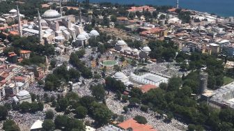 Foto udara menunjukkan orang-orang berkumpul di sekitar Masjid Hagia Sophia menjelang salat Jumat yang akan dilakukan untuk pertama kalinya setelah 86 tahun pada 24 Juli 2020 di Istanbul, Turki. [Foto/Anadolu Agency]