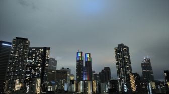 Gedung Pemerintah Metropolitan Tokyo menyala dengan warna Olimpiade di tengah kawasan gedung-gedung bertingkat di Tokyo, Jepang pada 23 Juli 2020.  [Foto/Anadolu Agency]