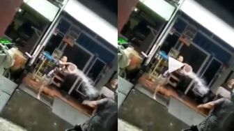 Viral Tetangga Terlibat Cekcok hingga Guyur Nenek, Publik Geram