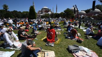 Umat Islam melaksanakan salat Jumat di Masjid Hagia Sophia untuk pertama kalinya setelah 86 tahun pada 24 Juli 2020 di Istanbul, Turki.  [Foto/AFP]