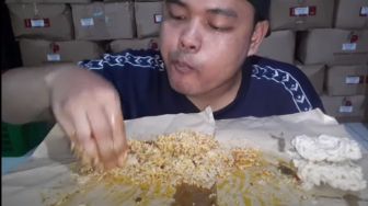 Kuli Bangunan Rantau di Jakarta Unggah Video Mukbang, Warganet Terharu