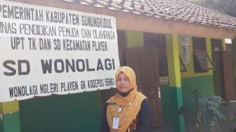 Kisah Jumidah 23 Tahun Tempuh Ratusan Kilometer Demi Didik Siswa Wonolagi