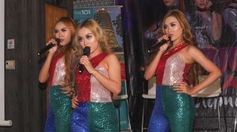 Personil baru grup dangdut Trio Macan yaitu Nanda (kiri), Elok (tengah) dan Vira (kanan) usai membawakan single barunya 'Anumu' di Kawasan Darmawangsa, Jakarta Selatan, Jumat (24/7). [Suara.com/Alfian Winanto]