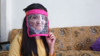 Kreatif! Bocah SD Ubah Botol Bekas Air Mineral Jadi Face Shield