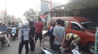 Mabuk Miras, Angkot Seruduk Gerobak PKL di Jalan Raya Pekayon Bekasi