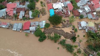 Sungai Bone yang meluap dan merendam rumah warga di Ipilo, Kota Gorontalo, Gorontalo, Jumat (24/7/2020). [ANTARA FOTO/Adiwinata Solihin]