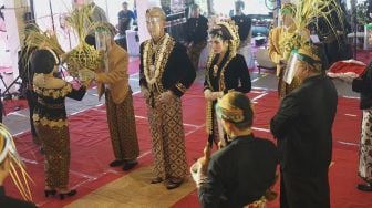 Suasana simulasi hajatan dengan menerapkan protokol kesehatan di Balai Seni Budaya Kabupaten Tulungagung, Jawa Timur, Sabtu (25/7/2020).  [ANTARA FOTO/Destyan Sujarwoko]