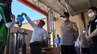 Polda Gorontalo Buat hand Sanitizer dari Miras Cap Tikus Sitaan