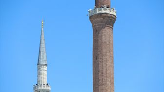 Menara Masjid Hagia Sophia terlihat saat doa untuk orang yang sudah meninggal dibacakan oleh empat muazin di empat menara Masjid Hagia Sophia menjelang Salat Jumat yang akan dilakukan untuk pertama kalinya setelah 86 tahun pada 24 Juli 2020 di Istanbul, Turki.  [Foto/Anadolu Agency]