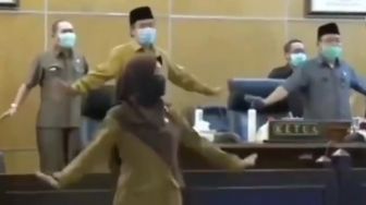 Cegah Covid-19, Anggota DPRD Sidoarjo Joget Penguin di Ruang Rapat Dewan