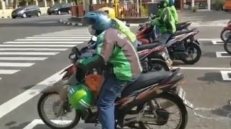 Cara Unik Ojol Isi Kekosongan Karena Sepi Orderan, Serasa di MotoGP Nih