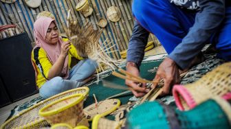 Warga membuat kerajinan anyaman dari bambu di Kampung Pangaroan, Desa Cipanas, Tanjung Kerta, Kabupaten Sumedang, Jawa Barat, Sabtu (25/7/2020).  [ANTARA FOTO/Raisan Al Farisi]