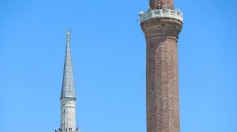 Umat Islam berddoa untuk orang yang sudah meninggal dibacakan oleh empat muazin di empat menara Masjid Hagia Sophia menjelang Salat Jumat yang akan dilakukan untuk pertama kalinya setelah 86 tahun pada 24 Juli 2020 di Istanbul, Turki.  [Foto/Anadolu Agency]