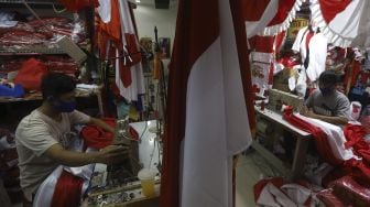 Pengrajin Pernak-Pernik Bendera Merah Putih Terdampak Pandemi Covid-19