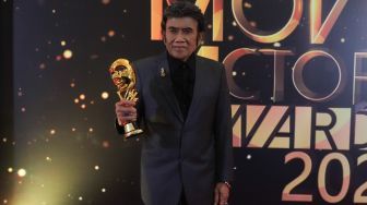 Aktor dan Pedangdut Rhoma Irama meraih Penghargaan Khusus atas perannya di industri perfilman tanah air dalam gelaran Indonesian Movie Actors Awards 2020 IMAA di Jakarta, Sabtu (25/7). [Suara.com/Alfian Winanto]