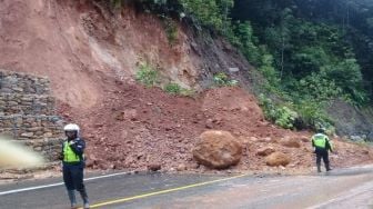 Diguyur Hujan Deras, Bukit Pulai Pessel Longsor Hingga ke Jalan