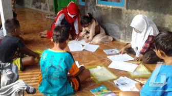 Jalan Panjang Guru di Sukabumi Sambangi Siswa untuk Mengajar Saat Pandemi