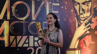 Aktris Adhisty Zara meraih penghargaan Pemeran Utama Wanita Terfavorit karena perannya di film 'Dua Garis Biru' dalam gelaran Indonesian Movies Actors Awards 2020 (IMAA)  di Jakarta, Sabtu (25/7). [Suara.com/Alfian winanto]