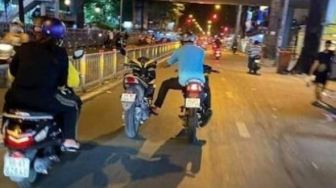 Satu Orang Bawa Dua Motor, Cara Berkendara Ini Sulit Disaingi