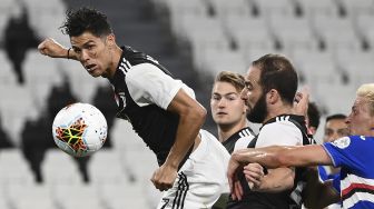 Pemain depan Juventus asal Portugal Cristiano Ronaldo (kiri) memperhatikan bola selama pertandingan sepak bola Serie A Italia antara Juventus dan Sampdoria di Stadion Allianz di Turin, Minggu (26/7/2020). [MARCO BERTORELLO / AFP]