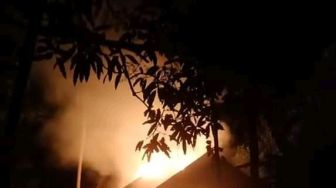 Rumah Pria Paruh Baya di Cihara Lebak Tiba-tiba Terbakar