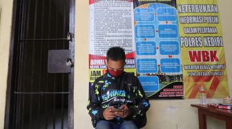 Pelajar memanfaatkan internet gratis untuk belajar di Polsek Puncu, Kediri, Jawa Timur, Selasa (28/7/2020).  [ANTARA FOTO/Prasetia Fauzani]