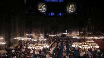 Umat Islam melaksanakan salat subuh berjamaah di Masjid Agung Hagia Shopia di Istanbul, Turki, Senin (27/7/2020). [Foto/Anadolu Agency]