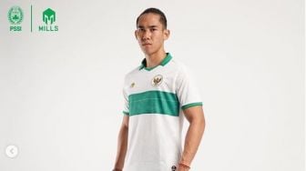 Ryuji Utomo Jadi Model Jersey Tandang Timnas, Netizen: Gagah Banget!