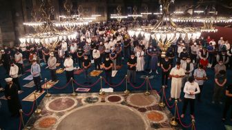 
Umat Islam melaksanakan salat subuh berjamaah di Masjid Agung Hagia Shopia di Istanbul, Turki, Senin (27/7/2020). [Foto/Anadolu Agency]