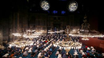 Ratusan Umat Islam Ikuti Salat Subuh Berjamaah di Masjid Hagia Sophia