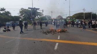 Mahasiswa Universitas Airlangga Surabaya Demo Bakar-bakar dan Blokir Jalan