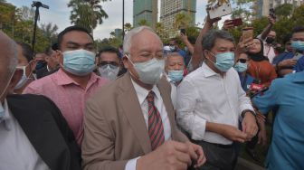 Mantan Perdana Menteri Malaysia Najib Razak (tengah) tiba di gedung Mahkamah Kuala Lumpur untuk menjalani sidang, di Kuala Lumpur, Malaysia, Selasa (28/7/2020). [ANTARA FOTO/Agus Setiawan]