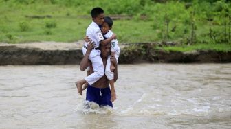 Perjuangan Guru dan Siswa Seberangi Sungai Deras Menuju Sekolah