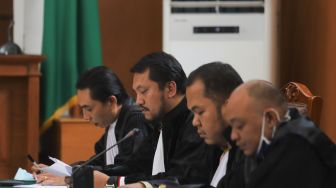 Tim kuasa hukum Presenter Vicky Prasetyo saat mengikuti sidang eksepsi yang digelar secara virtual di Pengadilan Negeri Jakarta Selatan, Rabu (29/7). [Suara.com/Alfian Winanto]