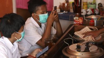 Siswa belajar secara online di Warkop Rizki, Pondok Aren, Tangerang Selatan, Banten, Rabu (29/7/2020). [Suara.com/Angga Budhiyanto]