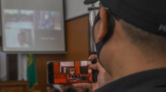 Awak media merekam jalannya sidang ekspesi Presenter Vicky Prasetyo yang digelar secara virtual di Pengadilan Negeri Jakarta Selatan, Rabu (29/7). [Suara.com/Alfian Winanto]