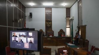 Suasana sidang tuntutan Presenter Roy Kiyoshi yang digelar secara virtual di Pengadilan Negeri Jakarta Selatan, Rabu (29/7). [Suara.com/Alfian Winanto]