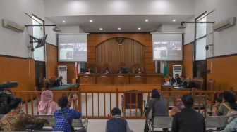 Suasana jalannya sidang eksepsi Presenter Vicky Prasetyo yang digelar secara virtual di Pengadilan Negeri Jakarta Selatan, Rabu (29/7). [Suara.com/Alfian Winanto]