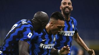 Pemain depan Inter Milan Lautaro Martinez merayakan golnya setelah mencetak gol selama pertandingan sepak bola Serie A Italia, Inter Milan melawan Napoli di Stadion Giuseppe Meazza, Milan, Italia, Rabu (29/7) dini hari WIB. [MARCO BERTORELLO / AFP]