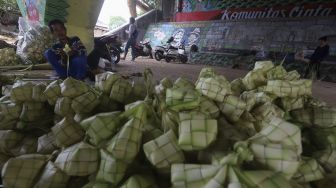 Pedagang Kulit Ketupat Musiman di Bawah Jalan Tol