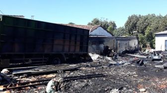 Gudang Rongsokan Terbakar di Gresik, Satu Truk Fuso Jadi Arang