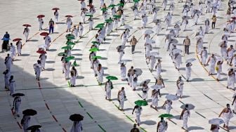 Umat muslim mengitari atau tawaf Ka'bah dalam musim haji di Masjidil Haram, Mekah, Arab Saudi, Rabu (29/7). [Foto/AFP]